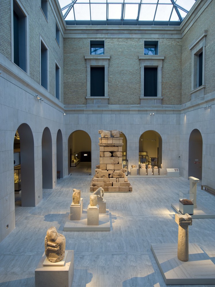 interior de museo con esculturas